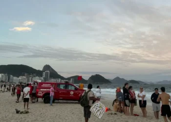 Jovem some no mar de Copacabana horas antes do show de Lady Gaga