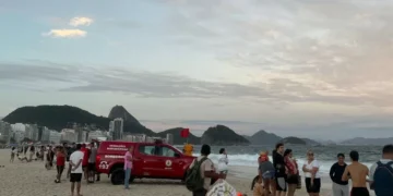 Jovem some no mar de Copacabana horas antes do show de Lady Gaga