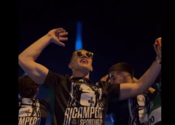De cerveja na mão, Gyokeres cantou “Eu quero o Sporting campeão”