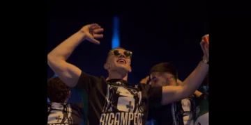 De cerveja na mão, Gyokeres cantou “Eu quero o Sporting campeão”