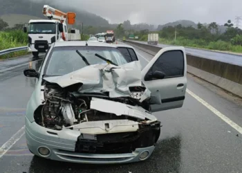 Motorista fica ferido após colisão entre carro e caminhão na BR-470, em Gaspar