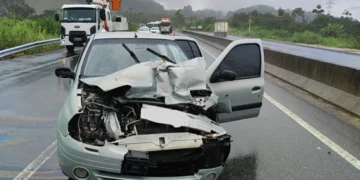Motorista fica ferido após colisão entre carro e caminhão na BR-470, em Gaspar