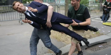 Estátua de cera de Macron roubada por ativistas já foi entregue a museu