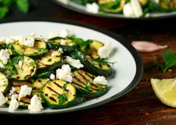 Saladas frescas com curgete: Duas receitas para fazer em poucos minutos