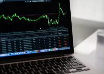Ibovespa titubeia mas Suzano é destaque após acordo para joint-venture global
