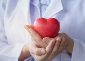 Cardiologista avisa: Cinco hábitos prejudiciais para o coração