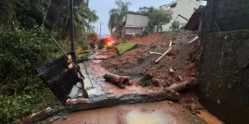Barranco cede e derruba muro de residência em Timbó