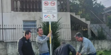 Placas de “Ambiente Silencioso” são instaladas em Criciúma para proteger pessoas com TEA
