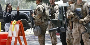 Fuzileiros montam guarda a edifício federal em Los Angeles