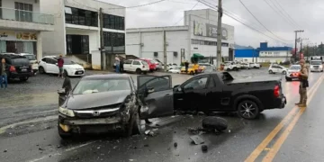 Três pessoas ficam feridas em acidente com van e dois carros na SC-350