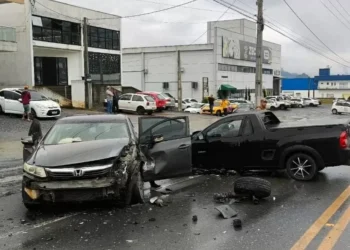 Três pessoas ficam feridas em acidente com van e dois carros na SC-350