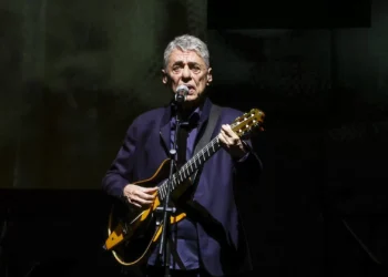 Chico Buarque operado à cabeça para alívio de pressão intracraniana