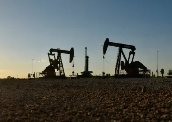 Petróleo sobe com ameaças tarifárias de Trump e riscos em oferta do Canadá