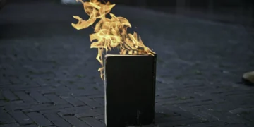 Polícia detém suspeito de ter roubado e queimado Alcorão em França