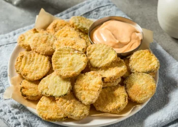 Estes pickles panados fazem-se na ‘air fryer’ (e ficam estaladiços)