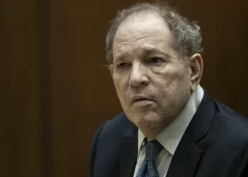 Harvey Weinstein vê anulado julgamento por agressão sexual