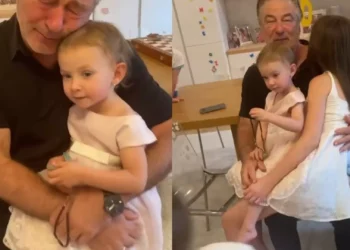 Alec Baldwin muito emocionado com ‘mimos’ dos filhos no Dia do Pai
