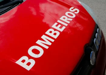 Dois bombeiros feridos em incêndio em imóvel devoluto no Estoril