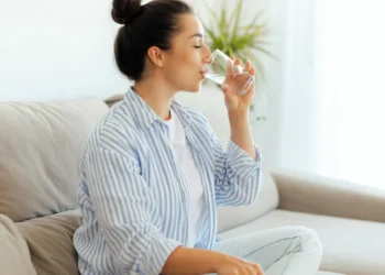 Água mineral ou com gás: Qual é a melhor escolha para os dias de calor?