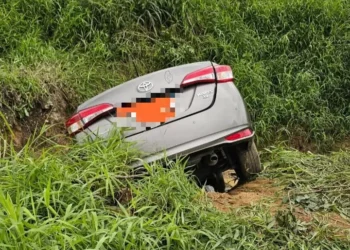 Após colisão tripla, carro cai em buraco e duas pessoas ficam feridas, em Apiúna