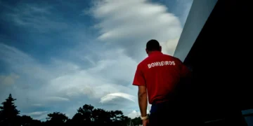 Um ferido em incêndio em oficina de carros em Ceira em Coimbra