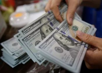 Dólar fecha em menor nível em 8 meses, abaixo de R$ 5,60, com ligação Xi-Trump