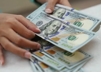 Dólar cai a R$ 5,48, menor cotação desde outubro, acompanhando movimento no exterior