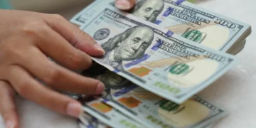 Dólar cai a R$ 5,48, menor cotação desde outubro, acompanhando movimento no exterior