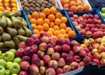 Comer esta fruta pode ajudar a parar a absorção do colesterol mau