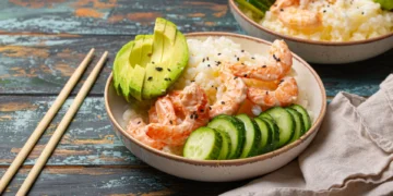 ‘Bowl’ de camarão, milho e abacate. O almoço está pronto em 25 minutos