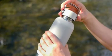 Esta é a frequência com que deve (mesmo) lavar a sua garrafa reutilizável