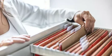 Governos de Direita mexem mais em direções-gerais, Esquerda em institutos