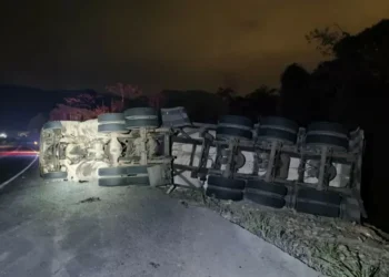 Carreta tomba às margens do km 81 da BR-470, em Rodeio