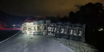 Carreta tomba às margens do km 81 da BR-470, em Rodeio