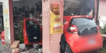 Adolescente colide contra floricultura em Blumenau após pegar veículo com autorização de adulto