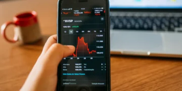 Ibovespa fecha em queda com exterior ainda volátil e receio sobre fiscal