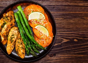 Mostarda, frango e batata-doce: Uma combinação perfeita para o almoço