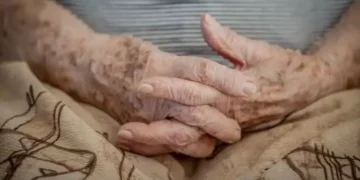 Filho e nora são presos por controlar aposentadoria de idosa e mantê-la isolada em SC