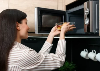 Oito alimentos que nunca deve colocar no microondas