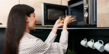 Oito alimentos que nunca deve colocar no microondas