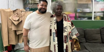 A reação de Conceição Evaristo com fantasias do enredo do Império Serrano