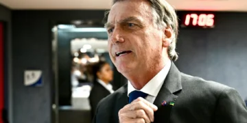 Jair Bolsonaro alvo de buscas e obrigado a usar pulseira eletrónica