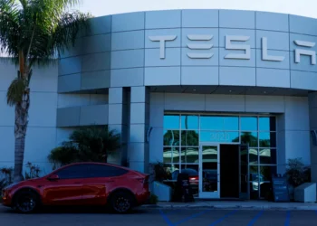 Tesla tem maior queda de receita em uma década e começa a produzir modelo mais barato