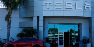 Tesla tem maior queda de receita em uma década e começa a produzir modelo mais barato