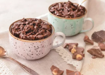 Este bolo vegan de chocolate na caneca só traz benefícios para a saúde