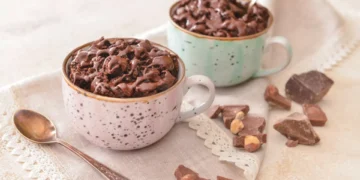 Este bolo vegan de chocolate na caneca só traz benefícios para a saúde