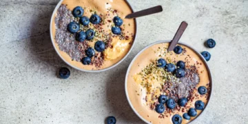 Este pudim de chia com mirtilos e manteiga de amendoim é rico em proteína