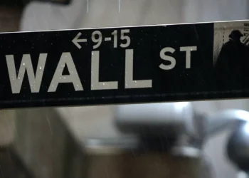 Wall Street cai com Powell a esfriar expectativa de baixa da taxa