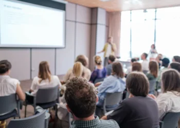 É obrigatório frequentar formação no local de trabalho?