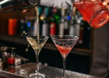 As bebidas que deve evitar pedir num bar, segundo profissionais